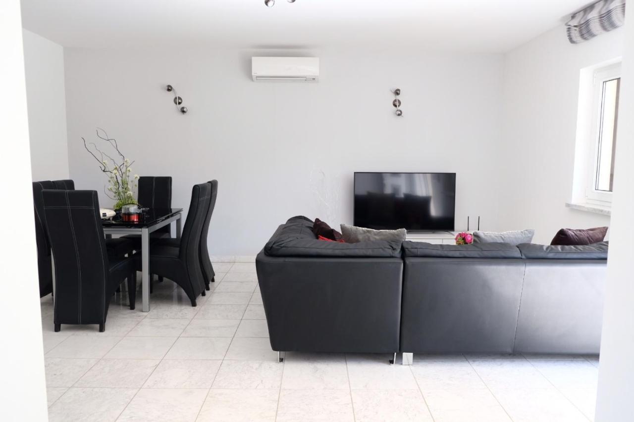 Villa Tonika Povlja  Buitenkant foto